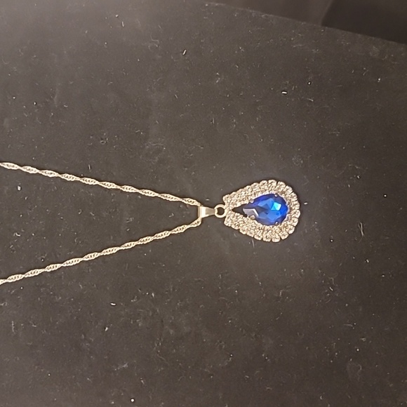 Elegant Silver Necklace with Blue Teardrop Pendant - Picture 4 of 6